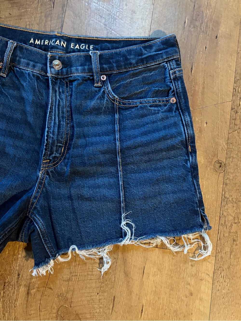 American Eagle Strigid Relaxed Denim Shorts Sz 8 Dark Wash Raw Hem - Picture 3 of 12